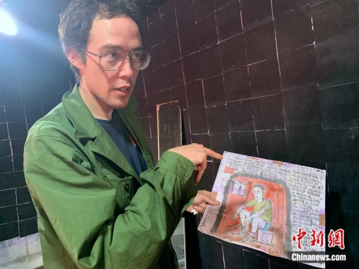 林步冉在向记者展示自己翻译的《陋室铭》。李韵涵 摄