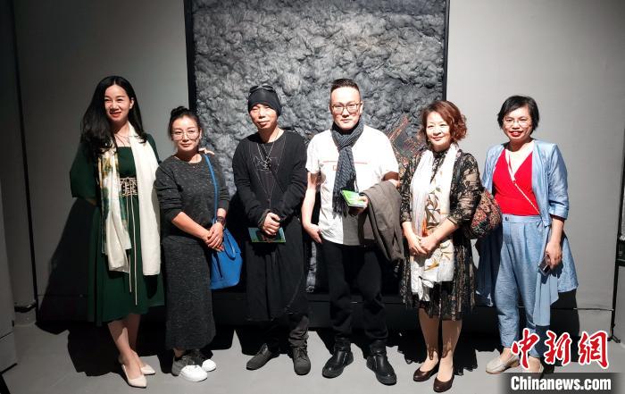 艺术家与观众粉丝合影。　杨伏山 摄