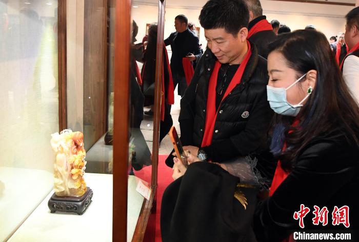 中国工艺美术大师叶子贤寿山石雕传承展吸引观众观看。　记者刘可耕 摄