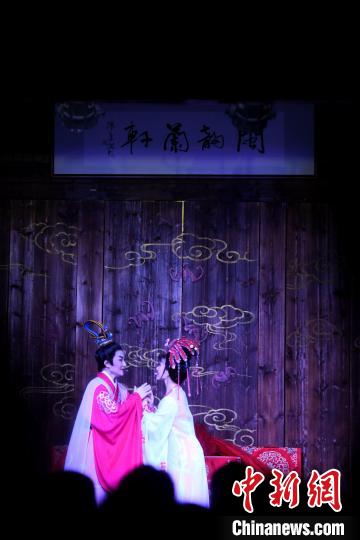《坊巷人物》戏曲曲艺名家演唱会在古香古色的坊巷古厝中上演。　王东明 摄